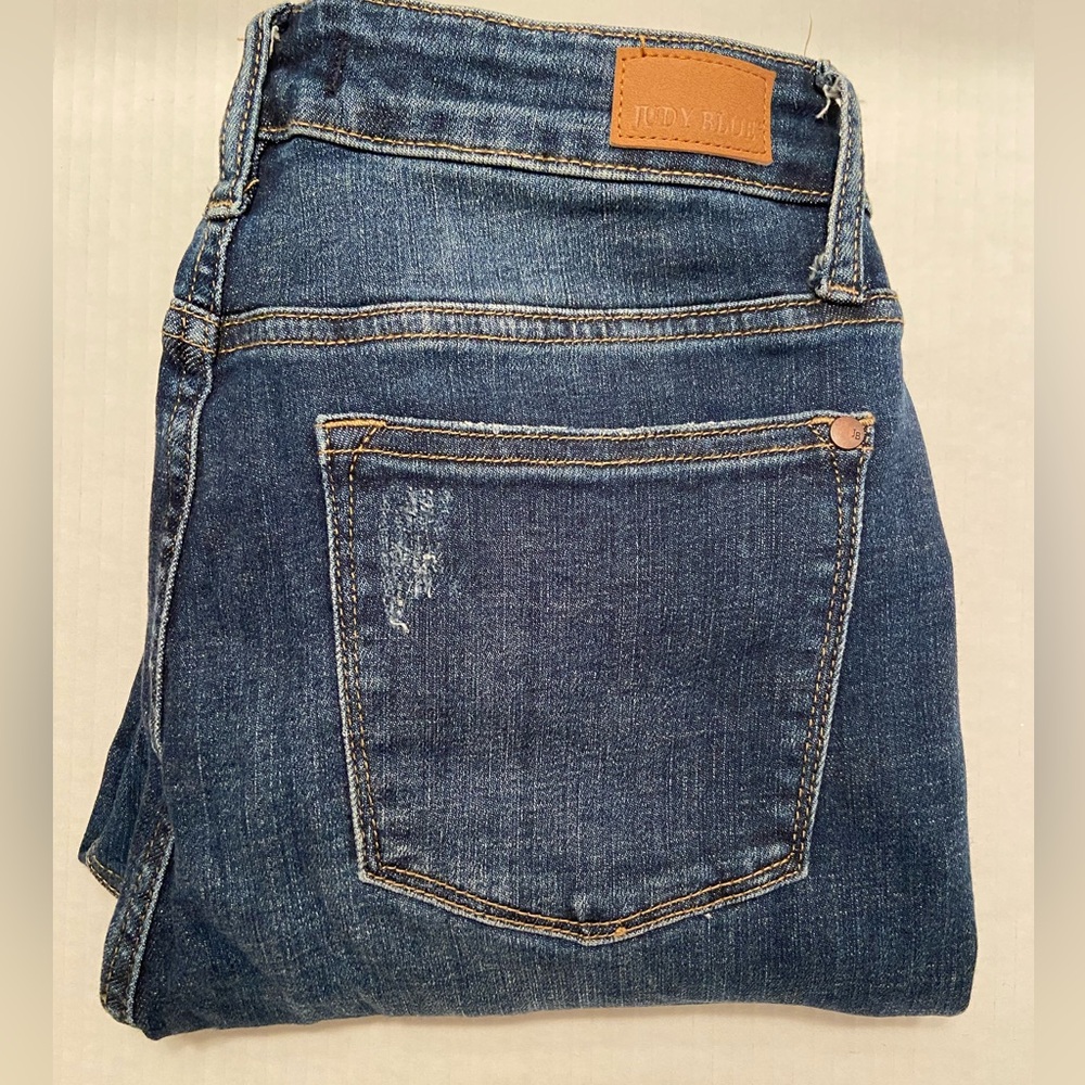 JUBY BLUE CAPRI REGULAR MID RISE DISTRESSED JEANS